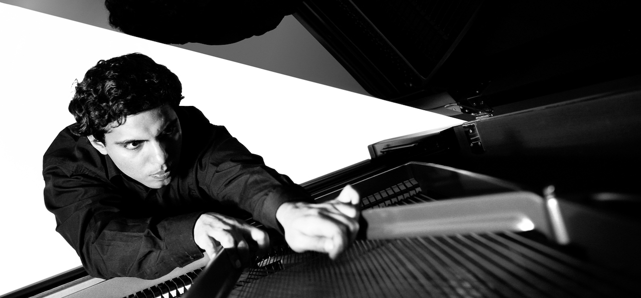 Zubin Kanga photo with piano.
